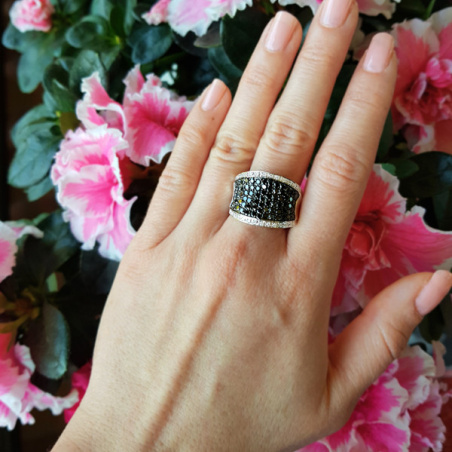 Ring mit schwarzen Diamanten