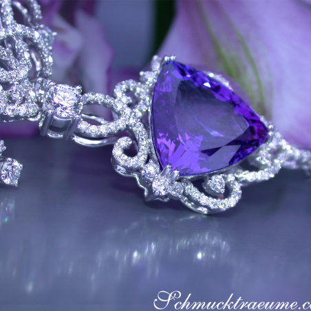 AAA Tansanit Collier mit Brillanten