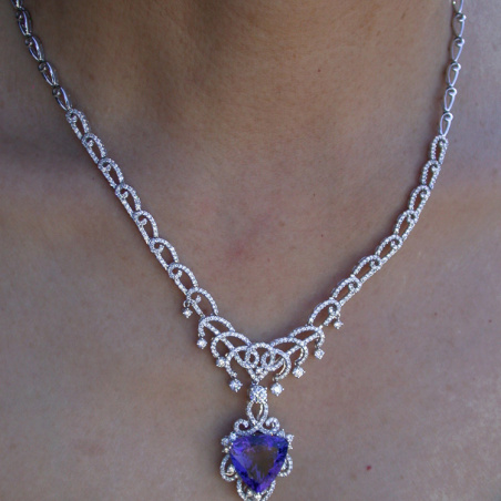 AAA Tansanit Collier mit Brillanten