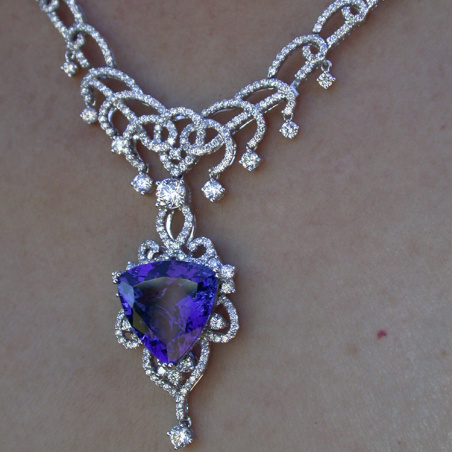 AAA Tansanit Collier mit Brillanten