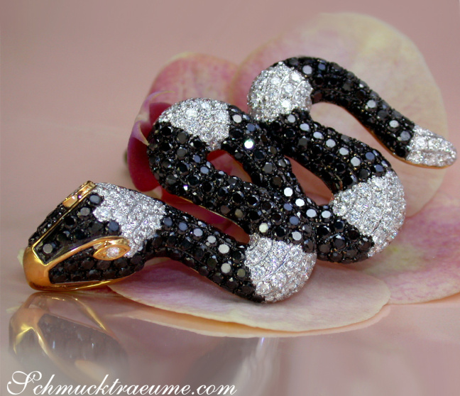 Spectacular Snake Pendant with Black and White Diamonds Spectacular Snake Pendant with Black and White Diamonds