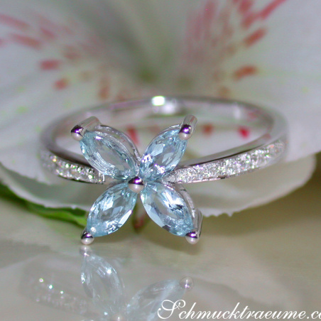 Anmutiger Aquamarin Ring mit Diamanten im Blüten Design