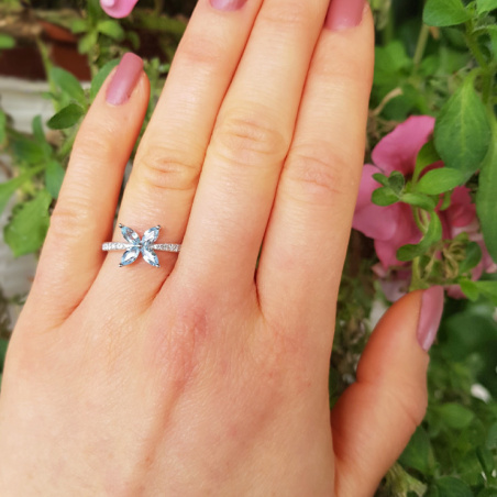 Delicate Aquamarin Blossom Style Ring with Diamonds