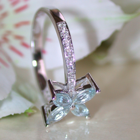 Delicate Aquamarin Blossom Style Ring with Diamonds