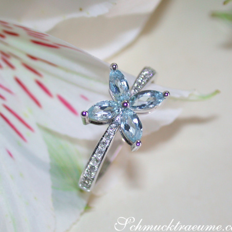 Delicate Aquamarin Blossom Style Ring with Diamonds