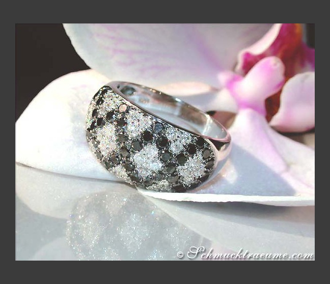 Rhombic Style Black and White Diamond Ring Rhombic Style Black and White Diamond Ring