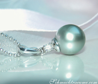 Subtle Tahitian Pearl Pendant with Diamond