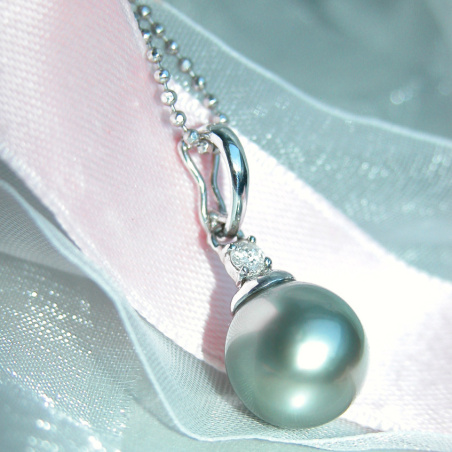 Subtle Tahitian Pearl Pendant with Diamond