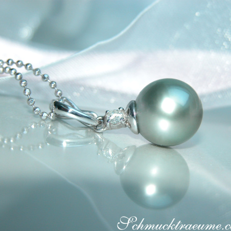 Subtle Tahitian Pearl Pendant with Diamond
