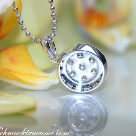 Beautiful Black & White Diamond Pendant in White gold