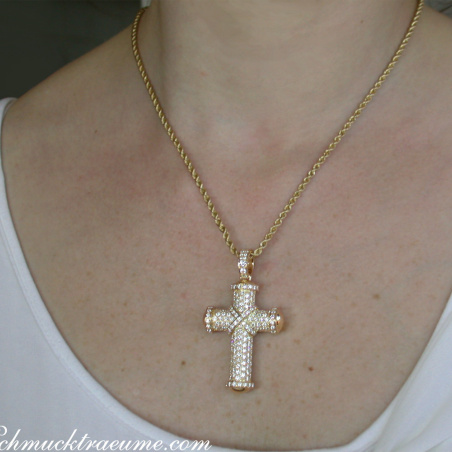 Stately Diamond Cross Pendant in Yellow Gold 18k