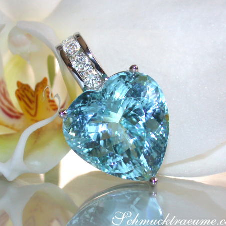 Impressive Aquamarine Heart Pendant with Diamonds