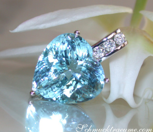Impressive Aquamarine Heart Pendant with Diamonds