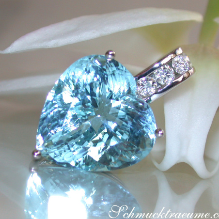 Impressive Aquamarine Heart Pendant with Diamonds