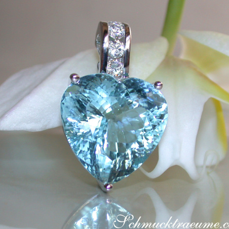 Impressive Aquamarine Heart Pendant with Diamonds