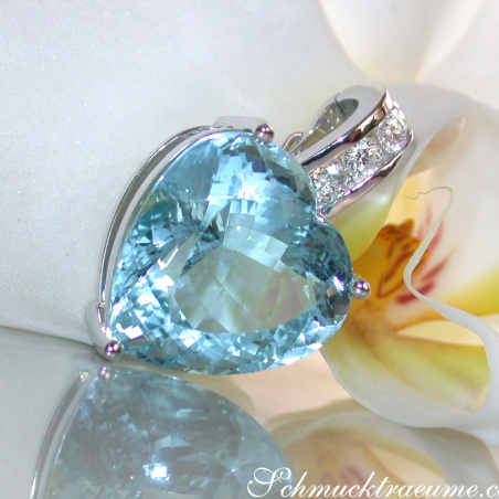 Impressive Aquamarine Heart Pendant with Diamonds