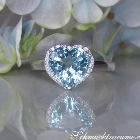 Aquamarin Ring mit Diamanten