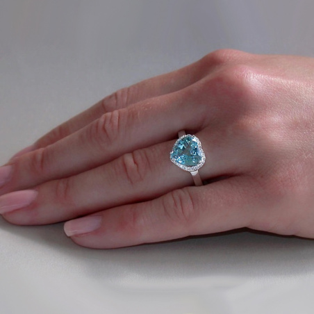 Aquamarin Ring mit Diamanten
