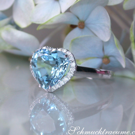 Aquamarin Ring mit Diamanten