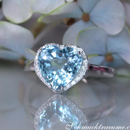 Aquamarin Ring mit Diamanten