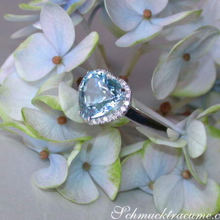 Aquamarin Ring mit Diamanten