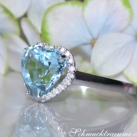 Aquamarin Ring mit Diamanten