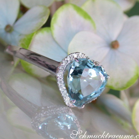 Aquamarin Ring mit Diamanten