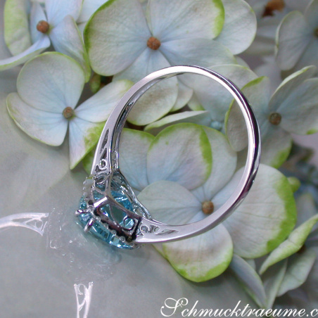 Aquamarin Ring mit Diamanten