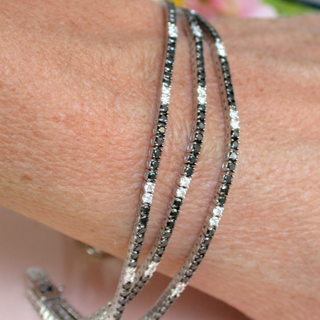 Dreireihiges Tennisarmband mit schwarzen und weißen Diamanten