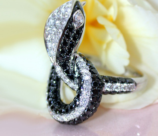 Extravagant Snake Ring with Black Diamonds