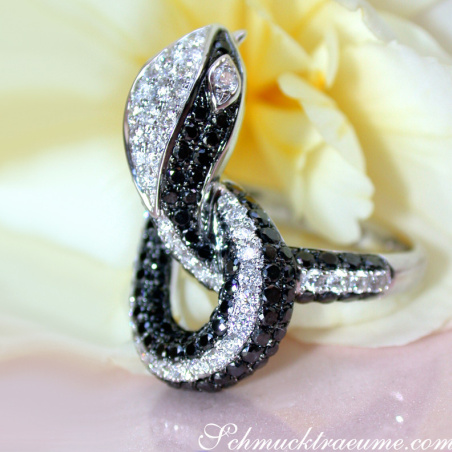 Extravagant Snake Ring with Black Diamonds