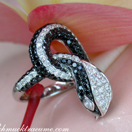 Extravagant Snake Ring with Black Diamonds