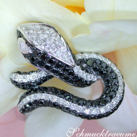 Extravagant Snake Ring with Black Diamonds