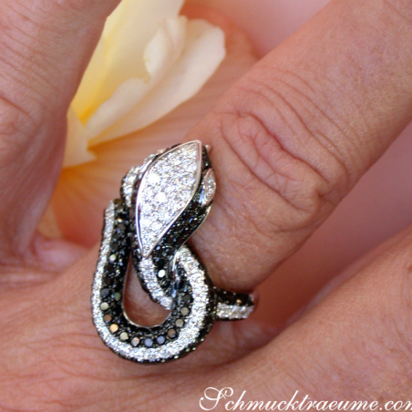 Extravagant Snake Ring with Black Diamonds