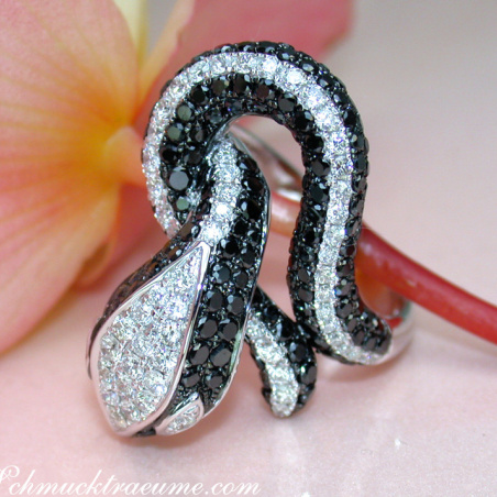 Extravagant Snake Ring with Black Diamonds