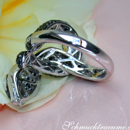 Extravagant Snake Ring with Black Diamonds