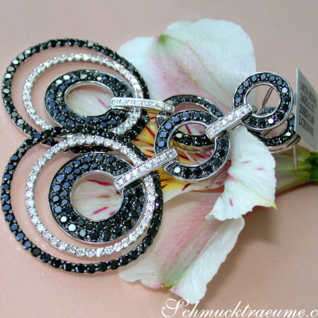 Impressive Circle Earrings with Black Diamonds