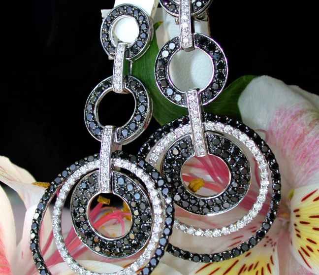 Impressive Circle Earrings with Black Diamonds