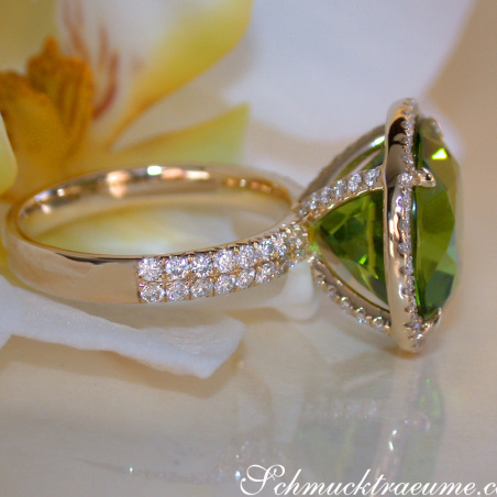 Fantastic Peridot Ring with Diamonds