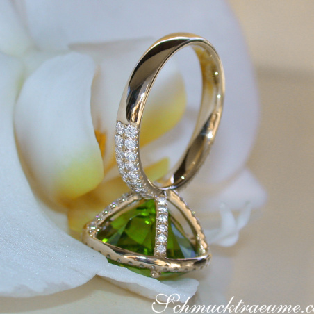 Fantastic Peridot Ring with Diamonds