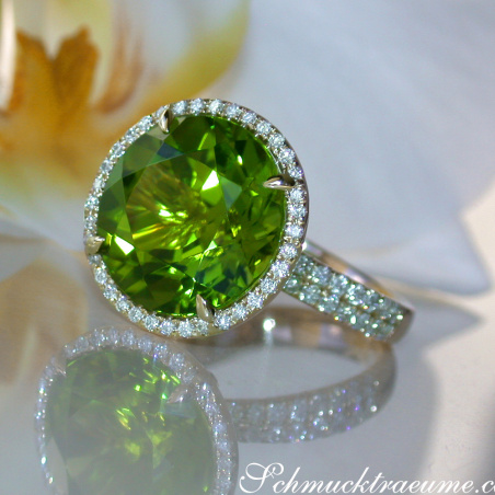 Fantastic Peridot Ring with Diamonds