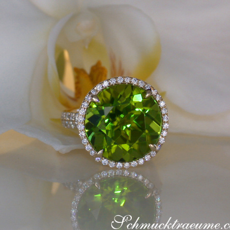 Fantastic Peridot Ring with Diamonds