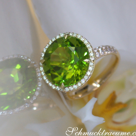 Fantastic Peridot Ring with Diamonds
