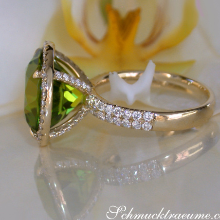 Fantastic Peridot Ring with Diamonds