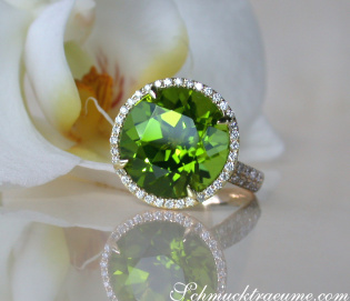 Fantastic Peridot Ring with Diamonds