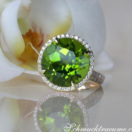 Fantastic Peridot Ring with Diamonds