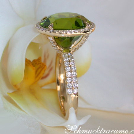 Fantastic Peridot Ring with Diamonds