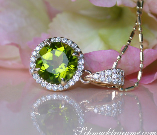 Delicate Peridot Pendant with Diamonds