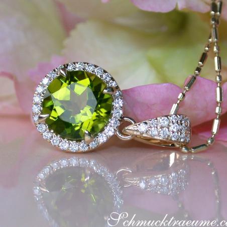 Delicate Peridot Pendant with Diamonds