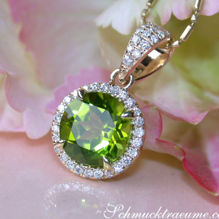 Delicate Peridot Pendant with Diamonds